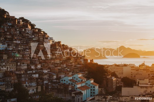 Bild på Favela Cantagalo Rio de Janeiro Brasilien im warmen Licht des Sonnenaufgangs